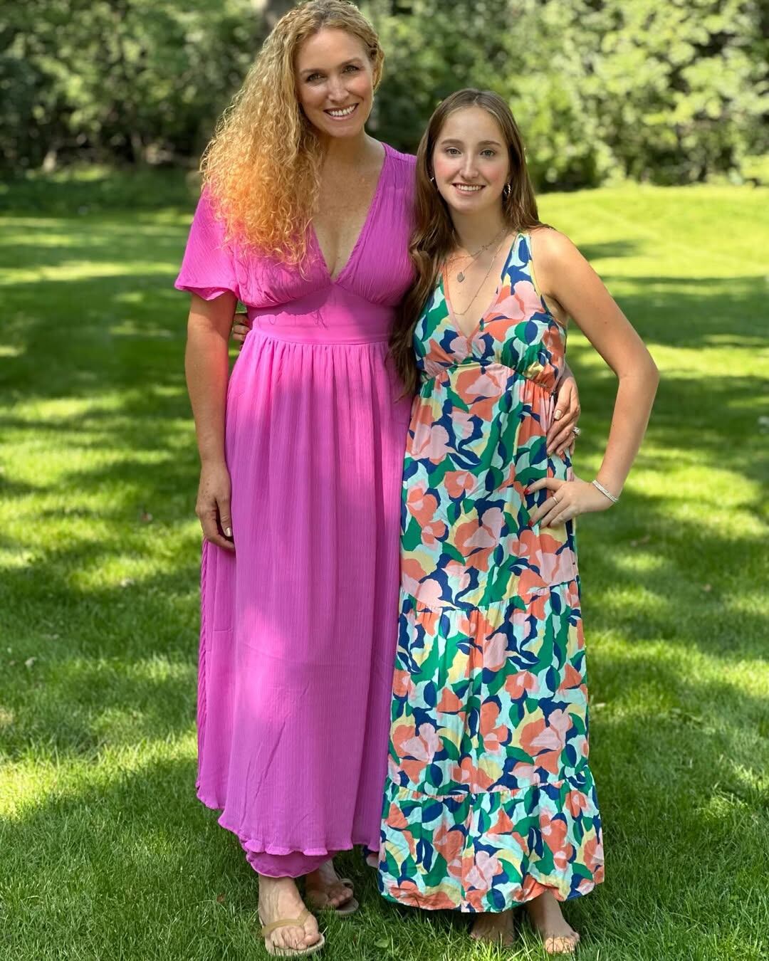 Liza junto a su hija Isabella en la actualidad