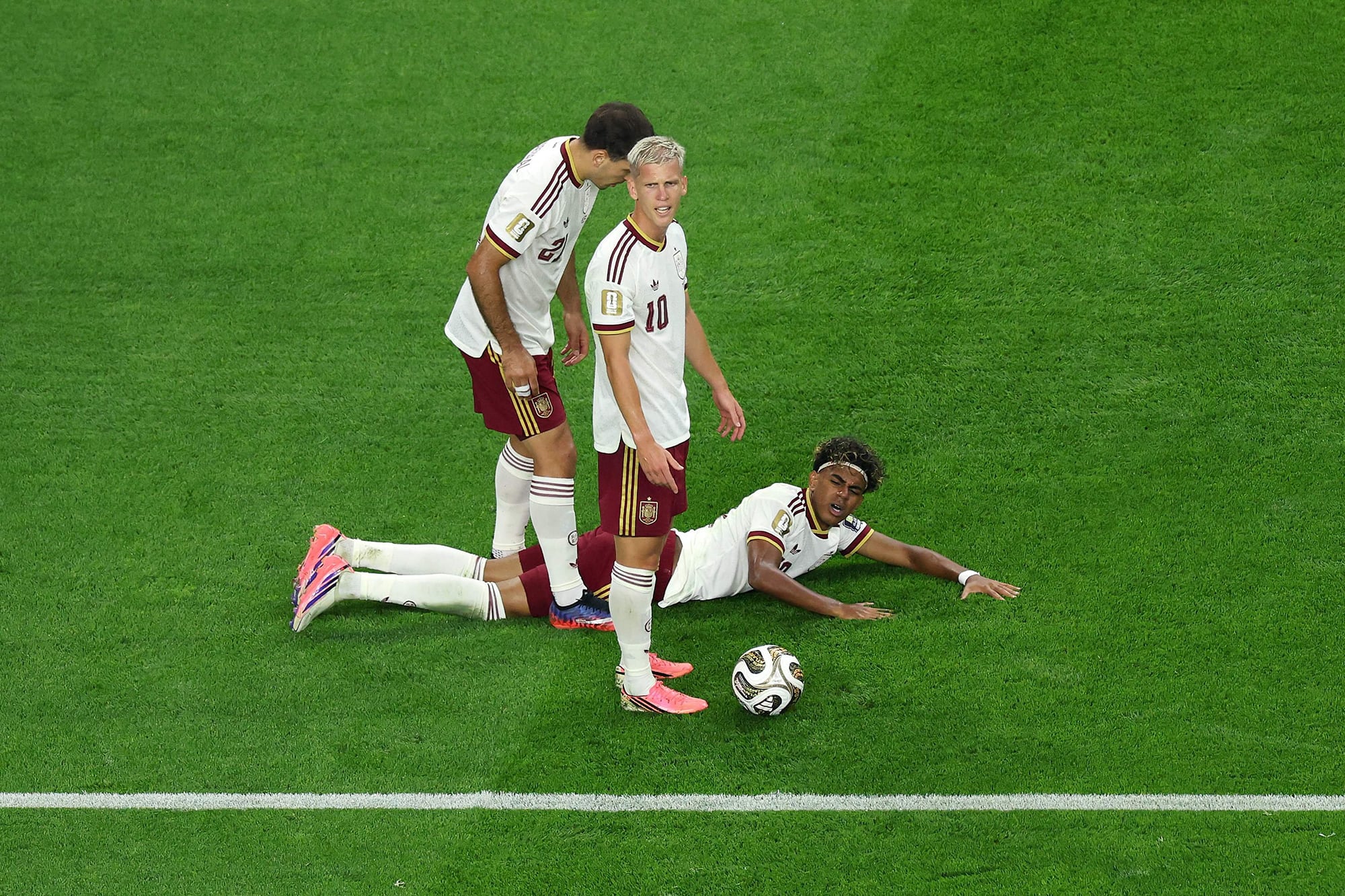 Lamine Yamal, en el suelo, Dani Olmo y Mikel Oyarzabal, tres jugadores vitales para el equipo de Luis de la Fuente. Kevin C. Cox/Getty Images/AFP (Photo by Kevin C. Cox / GETTY IMAGES NORTH AMERICA / Getty Images via AFP)