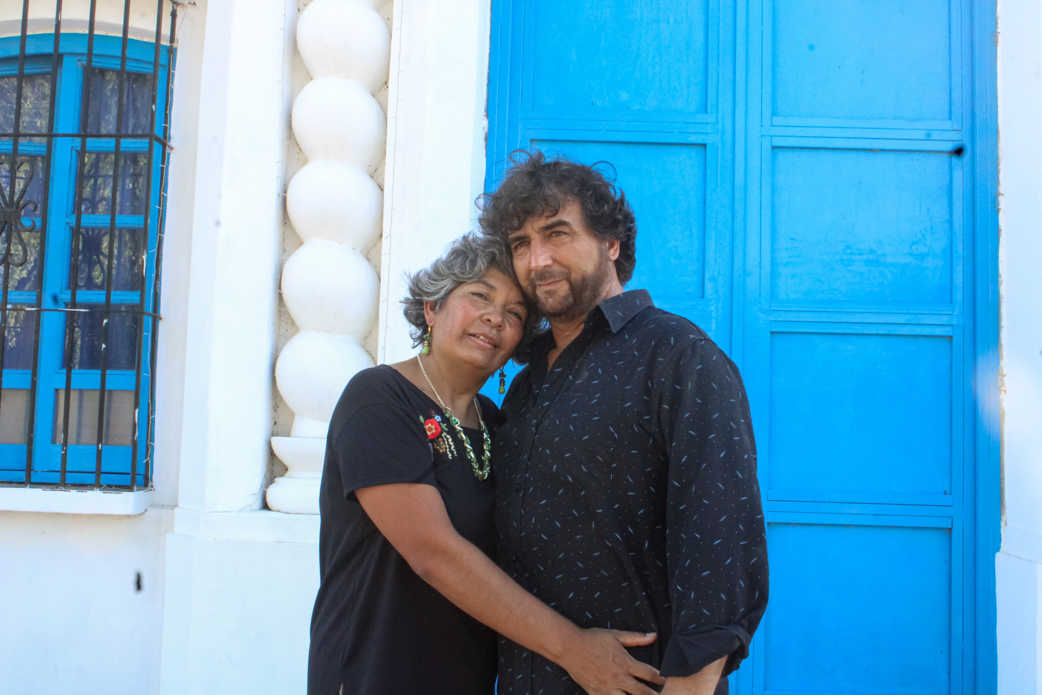 Inés y Luis frente a la réplica de la Casa Histórica de Tucumán
