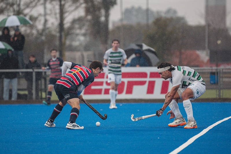 Frente a frente, en el interesante choque bajo la lluvia entre Ducilo y Santa Bárbara