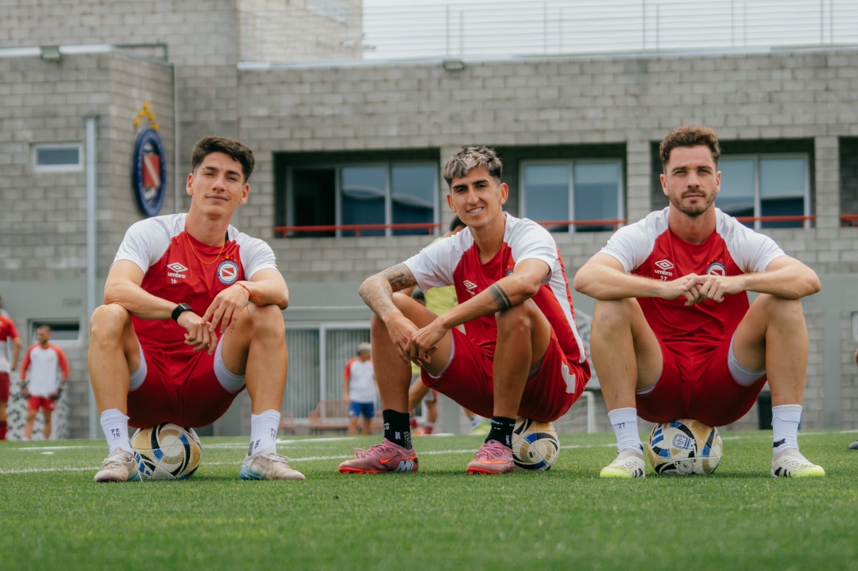 Francisco Álvarez con Alan Lescano y Tomás Molina, en un alto del entrenamiento de Argentinos