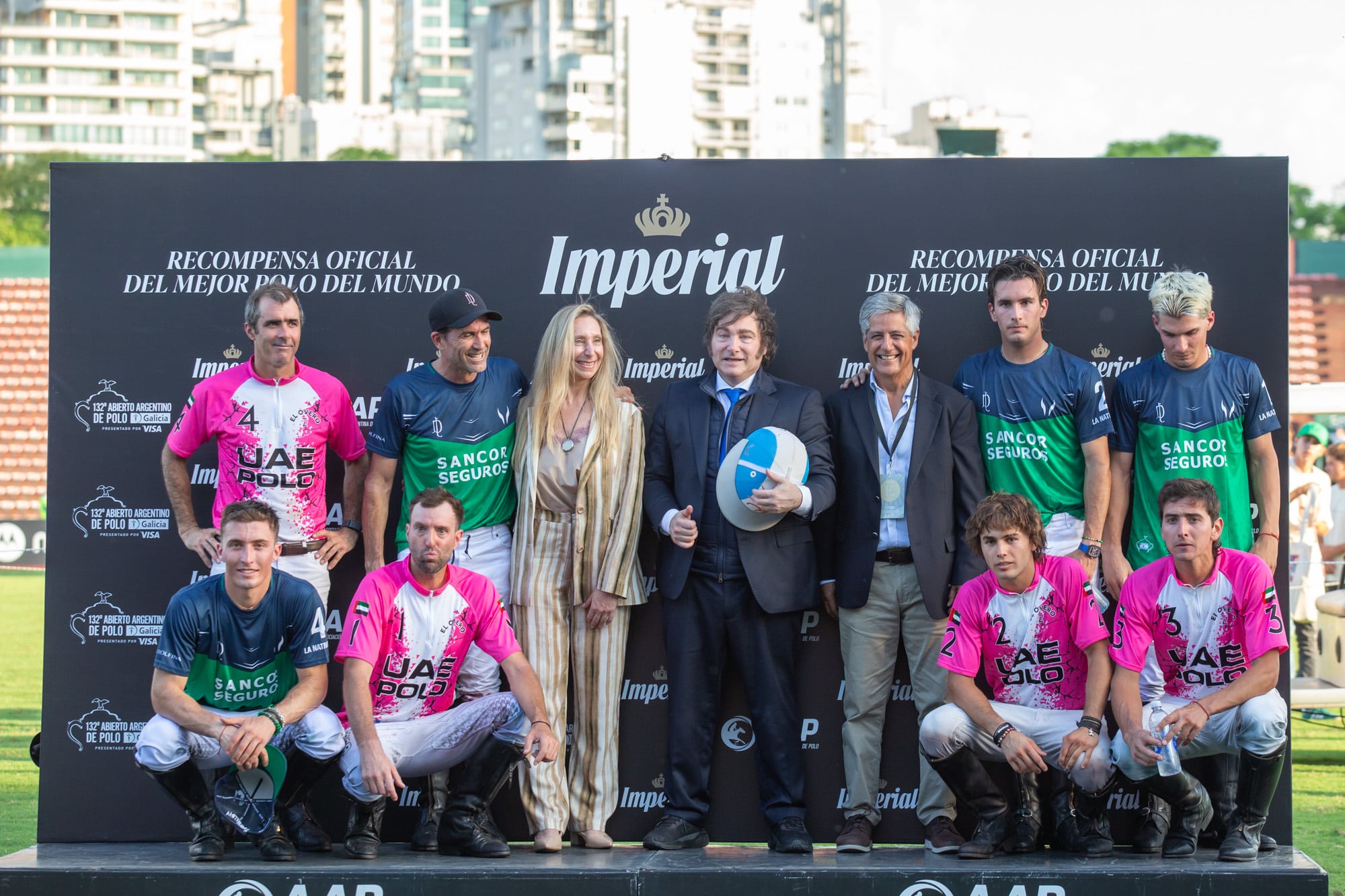 Los integrantes de La Natividad La Dolfina y de UAE POLO, en el podio junto al presidente de la Nación, Javier Milei, su hermana, Karina Milei y el presidente de la Asociación Argentina de Polo, Benjamín Araya