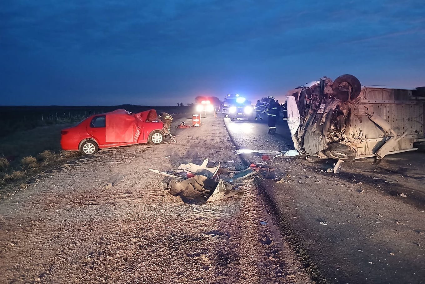 Choque frontal entre un minibús y un auto en la ruta 4