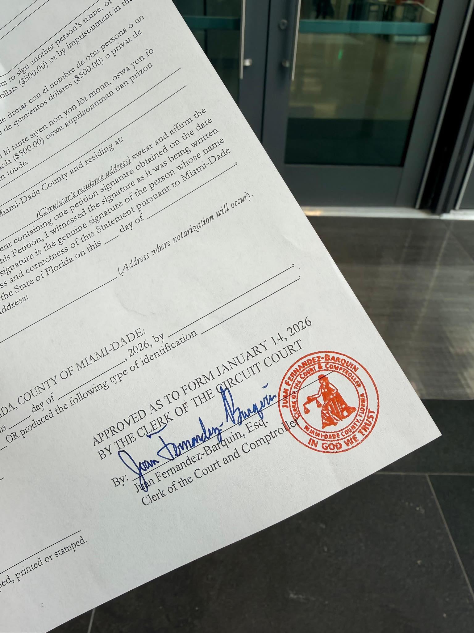 Otaola busca 66.000 firmas para alcanzar la votación revocatoria en Miami-Dade