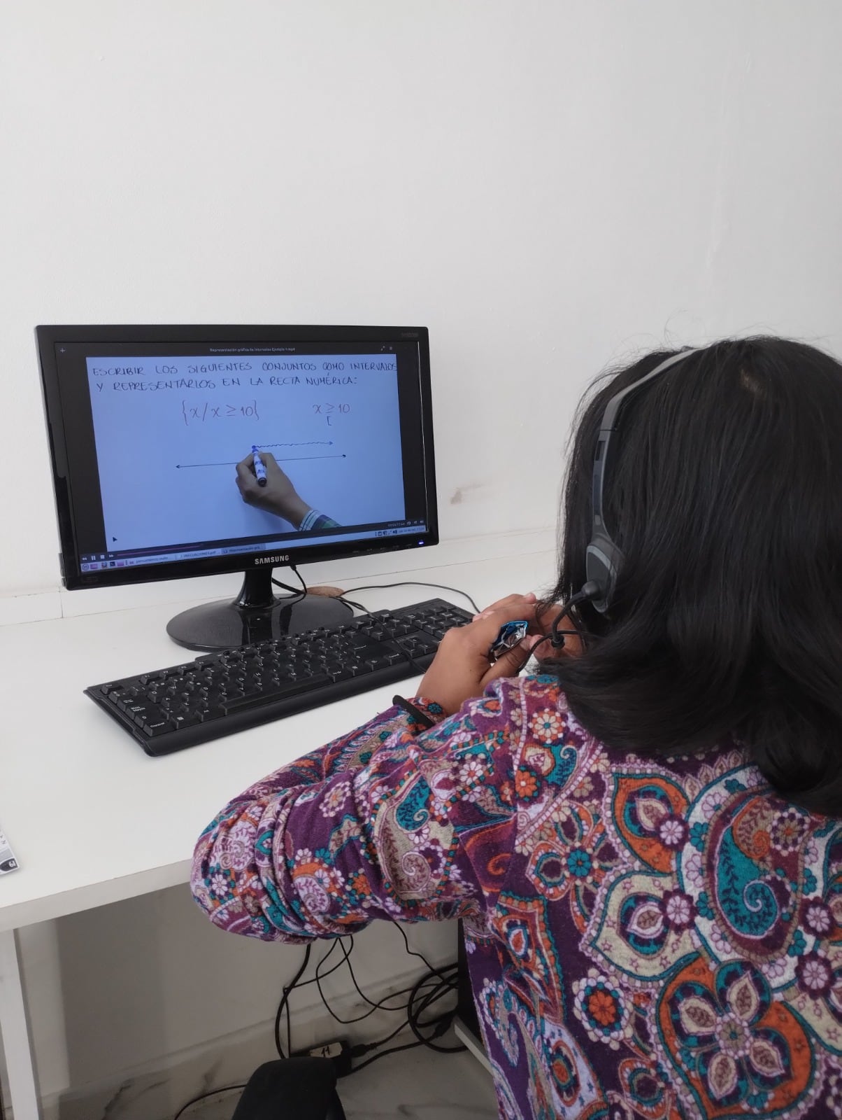 Abril durante una clase de matemáticas como parte del programa +Oportunidades, de Volando Alto
