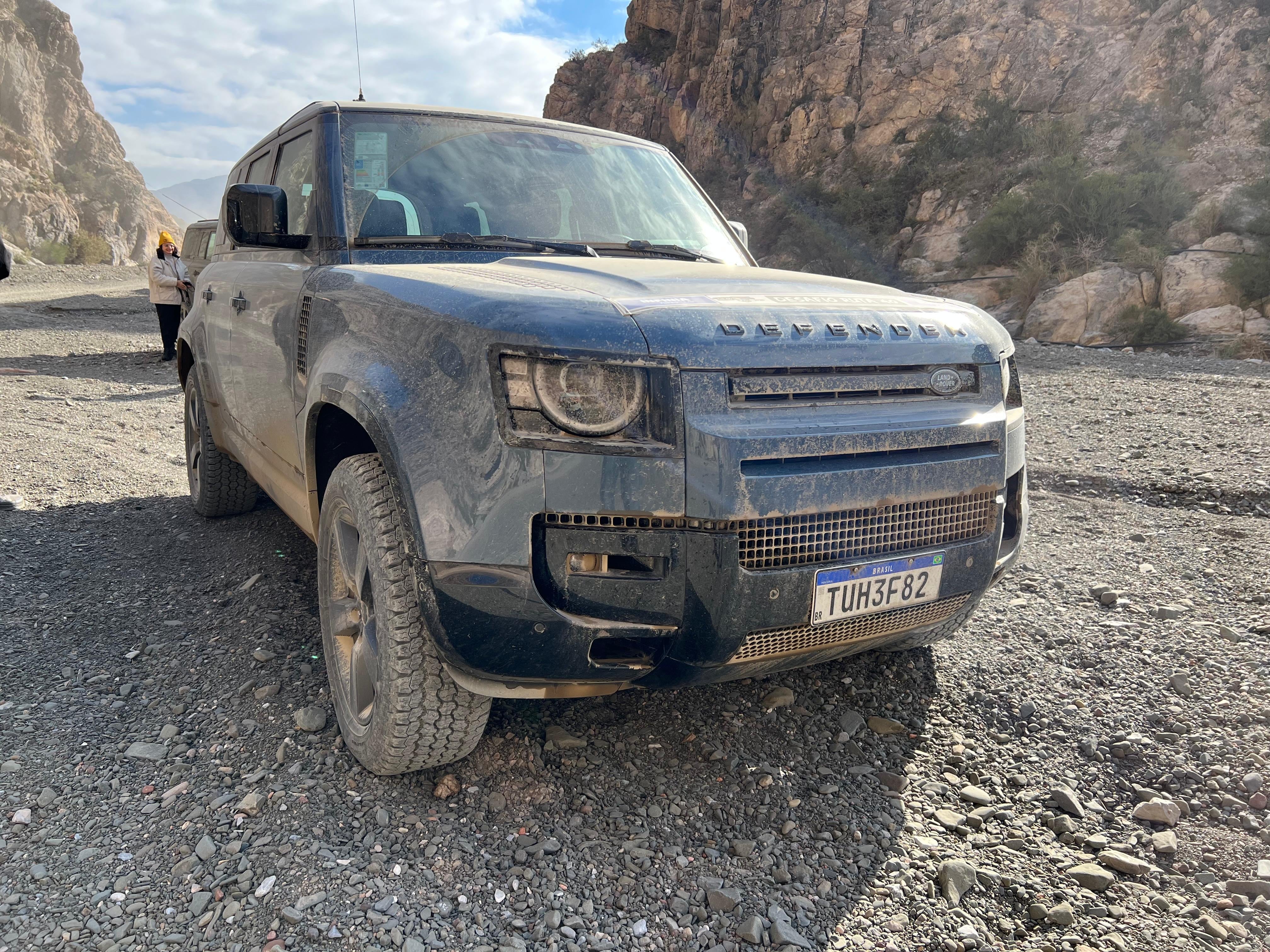 El Defender 110 equipa un motor turbodiésel de seis cilindros en línea y tres litros que desarrolla 300 CV y 650 Nm de torque