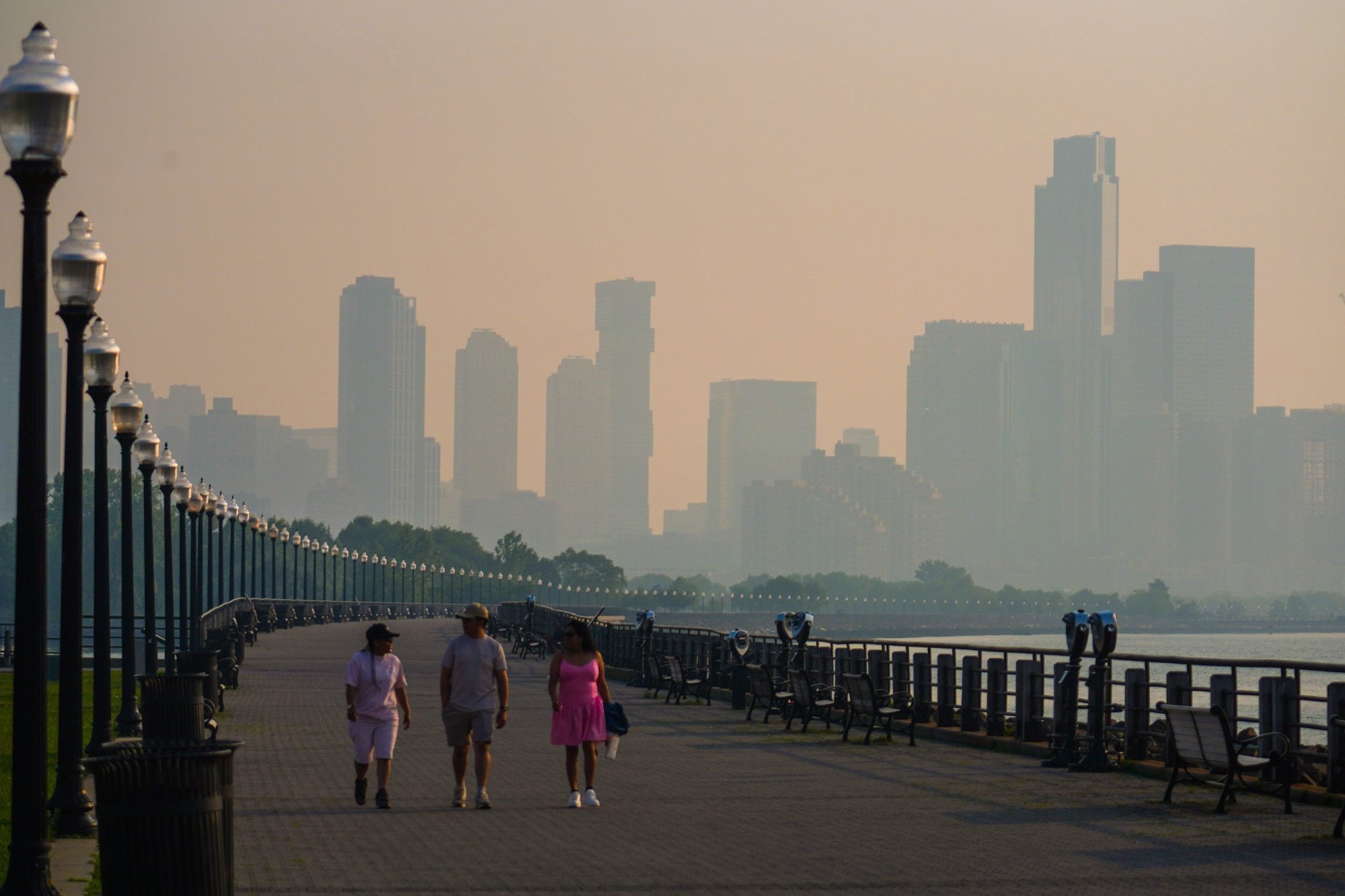 La ciudad de Nueva York, cubierta con una densa capa de humo por los incendios forestales, vista desde Nueva Jersey, el 17 de julio de 2026.