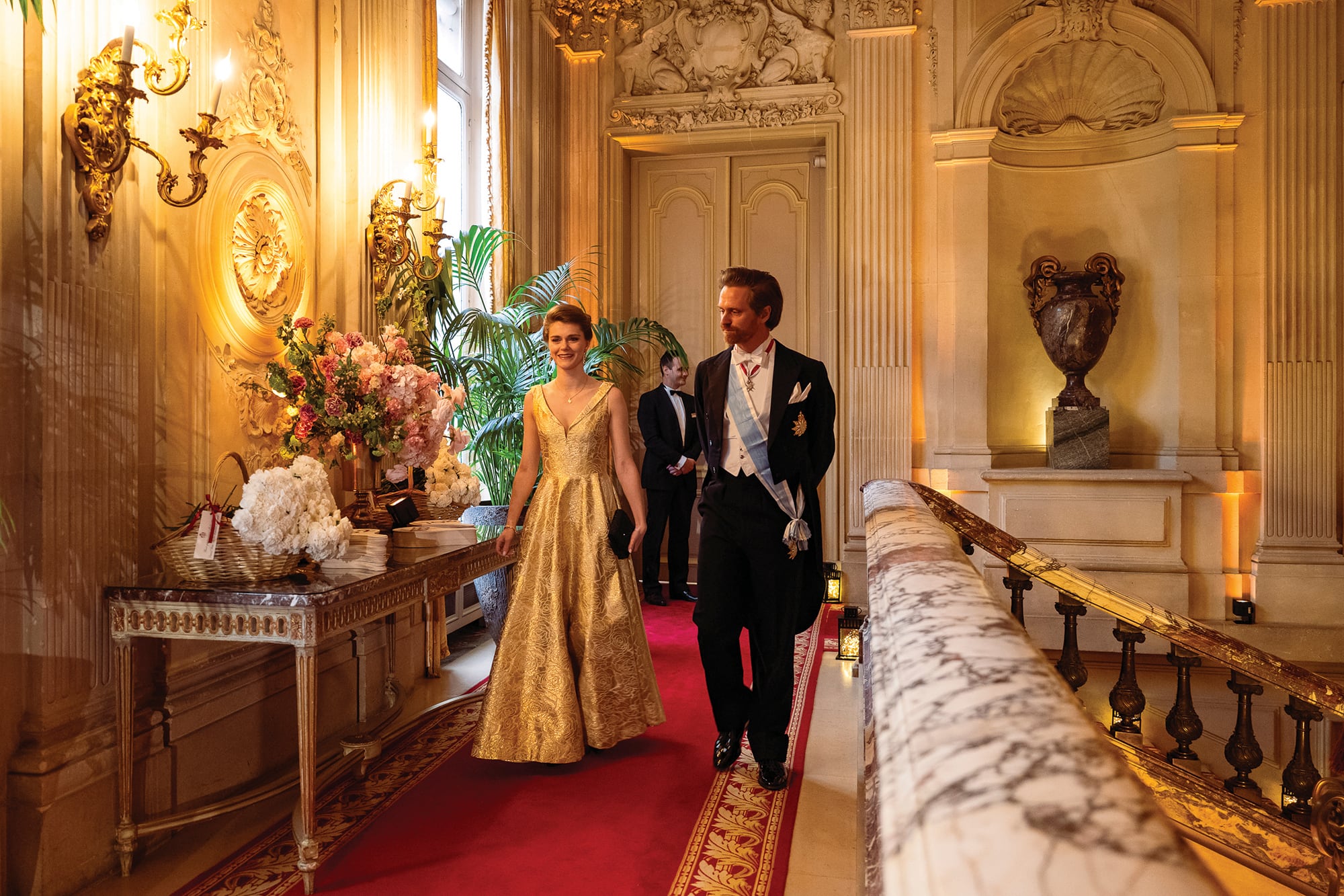 La princesa Zita de Borbón-Parma y el príncipe Charles von Croÿ ingresan a uno de los salones, donde se celebró la velada