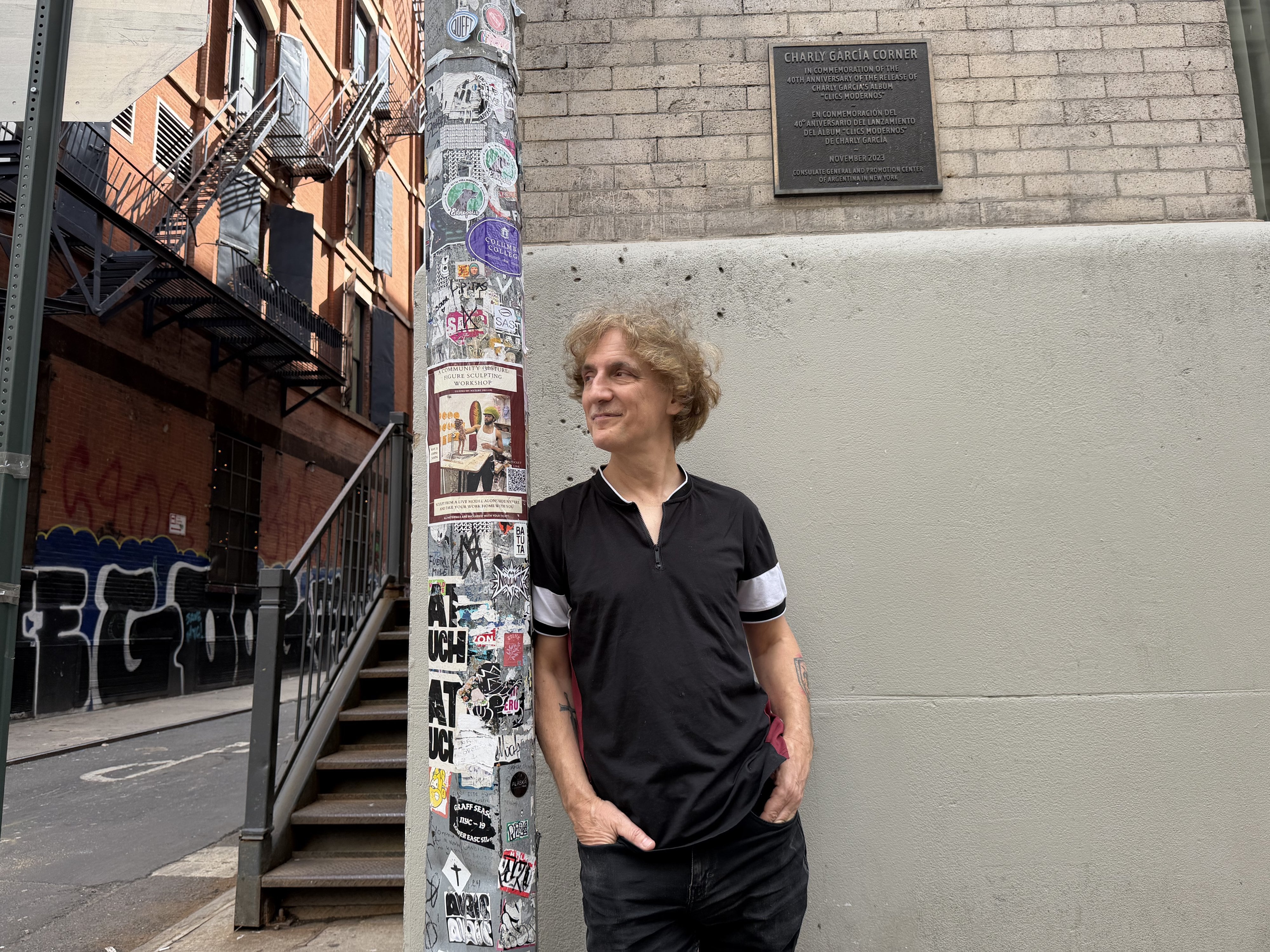Fernando Samalea en la Esquina Charly García (Charly García Corner), de Nueva York