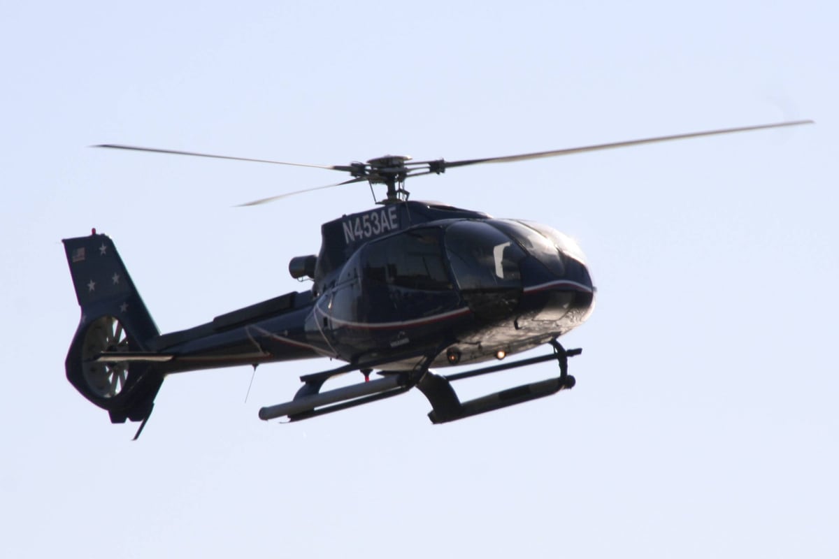 El helicóptero, un Eurocopter EC130 B4, pertenecía a la empresa local Lady Lori Helicopters y transportaba a huéspedes de la compañía de viajes &Beyond