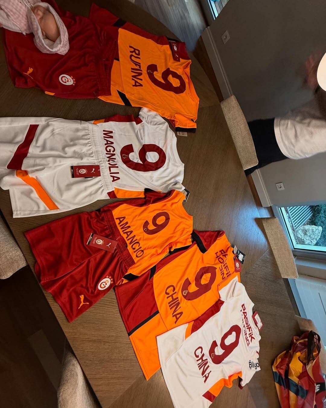 La China Suárez y las remeras del Galatasaray