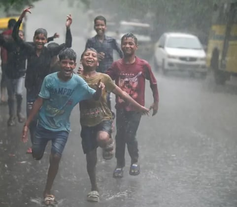 Dar un paseo bajo la lluvia permite recibir una dosis considerable de iones negativos, que potencian la serotonina