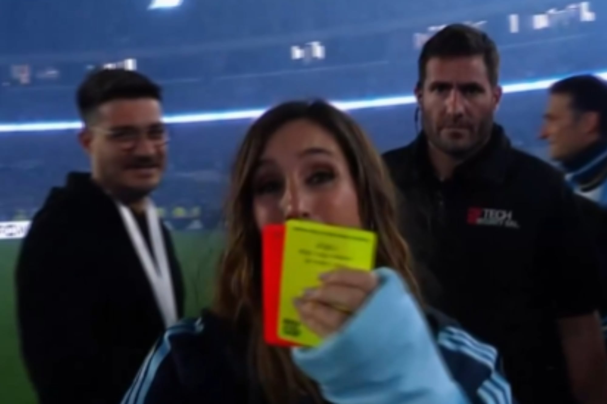 Agustín Giay le cambió a Soledad Pastorutti el poncho por una campera de la selección (y otras perlitas de la despedida) 8 Messi le entregó a La Sole las tarjetas del partido que le regaló el árbitro (Foto: Captura)