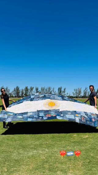 Martín compartió una foto con Pampita en un campo de polo mientras sotienen una gran bandera argentina (Foto: Instagram @martinpepa1)