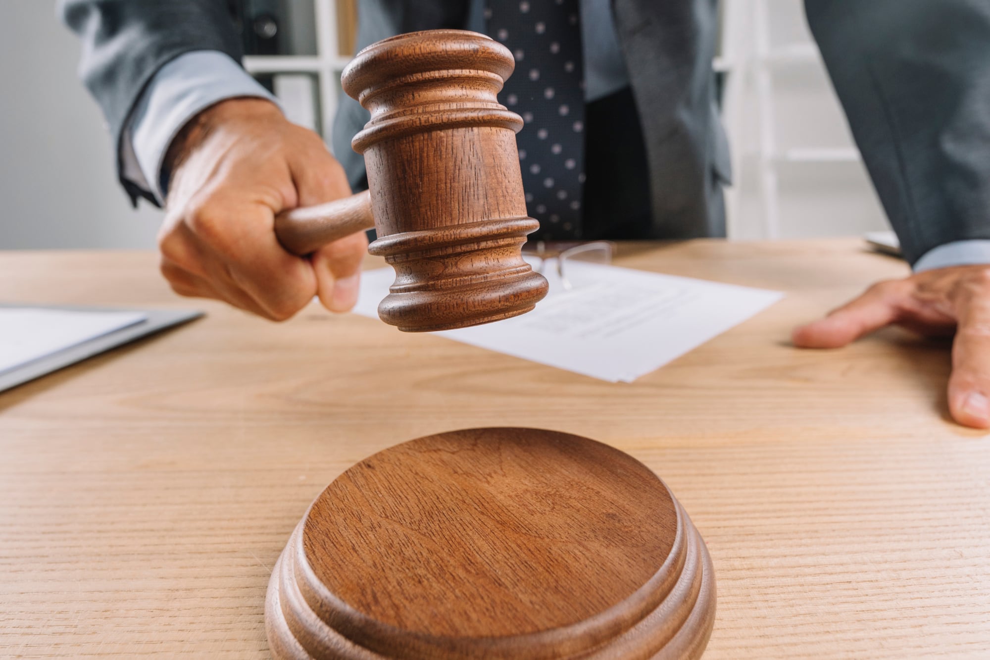 Con esta medida, se debilita la representación diversa en los tribunales