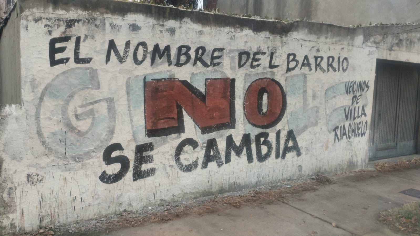 La consigna “El nombre del barrio no se cambia” también apareció pintada en calles internas de Villa Riachuelo, donde el debate trascendió las redes sociales y llegó al espacio público