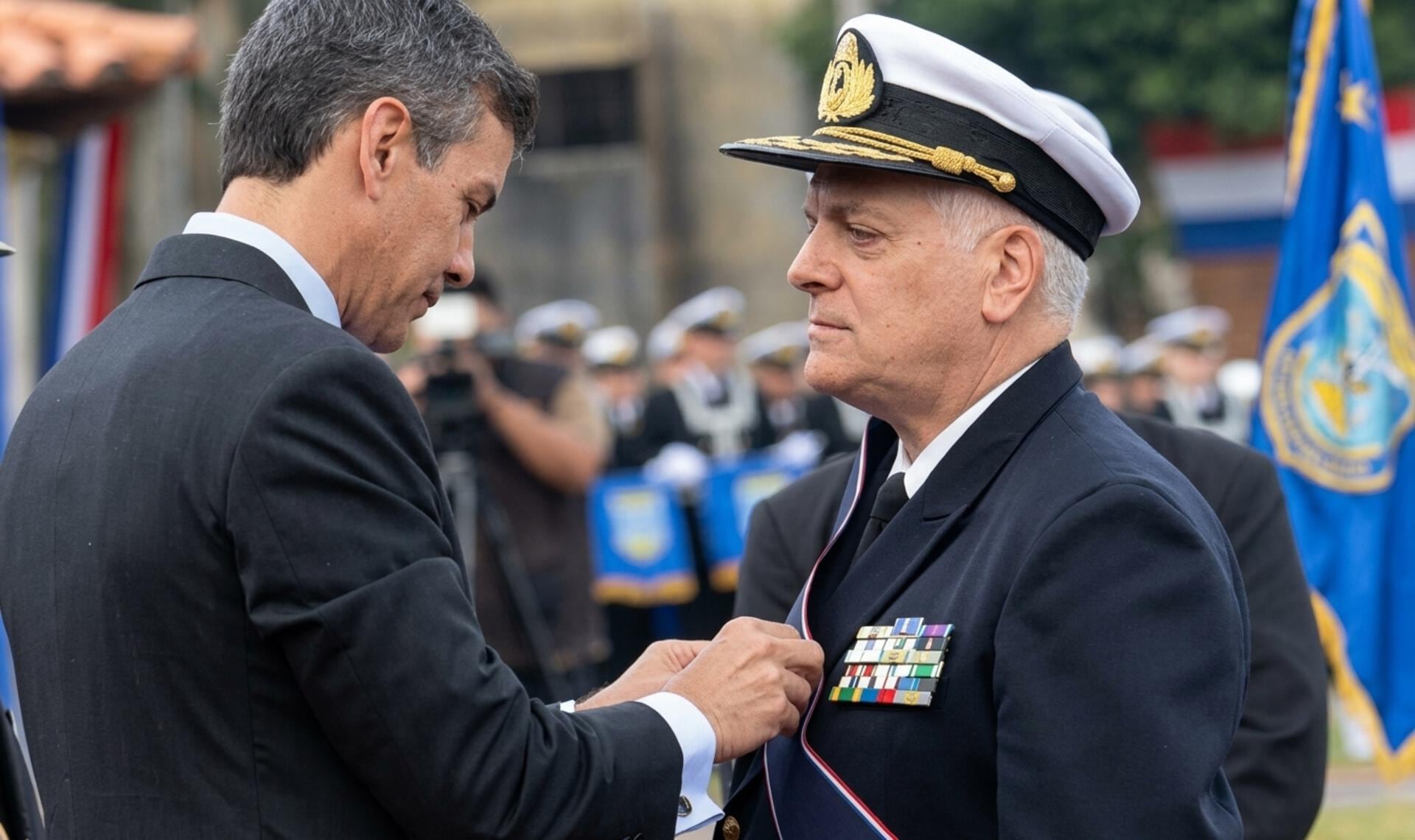 El jefe de la Armada, almirante Juan Carlos Romay, recibe una condecoración entregada por el presidente de Paraguay, Santiago Peña, en Asunción