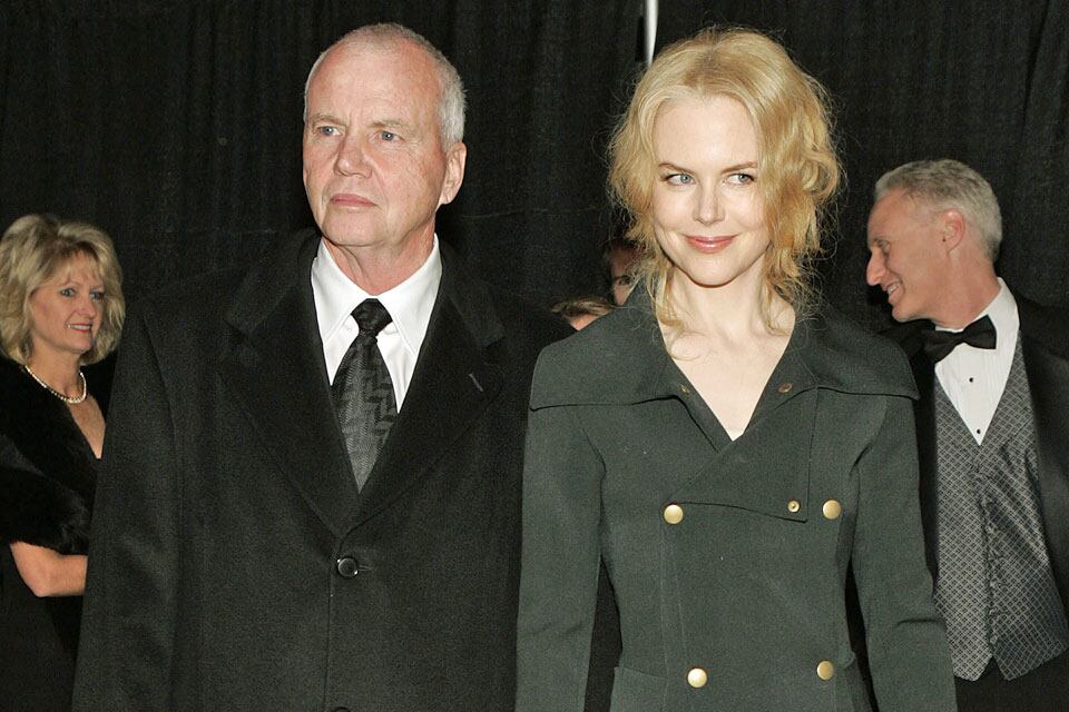 Nicole Kidman reveló un sorprendente giro en su carrera: se formará para convertirse en “doula de la muerte” 9 Nicole y su padre eran muy cercanos; él solía acompañarla a varios eventos