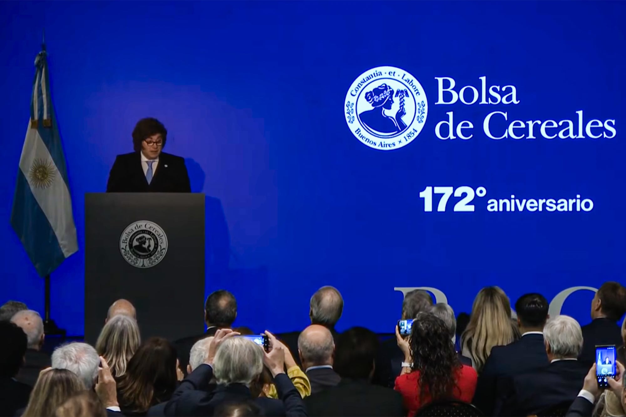 Javier Milei y sus medidas, en vivo: el nuevo giro millonario del FMI y la baja de las retenciones al agro 10 Acto de Milei en la Bolsa de Cereales