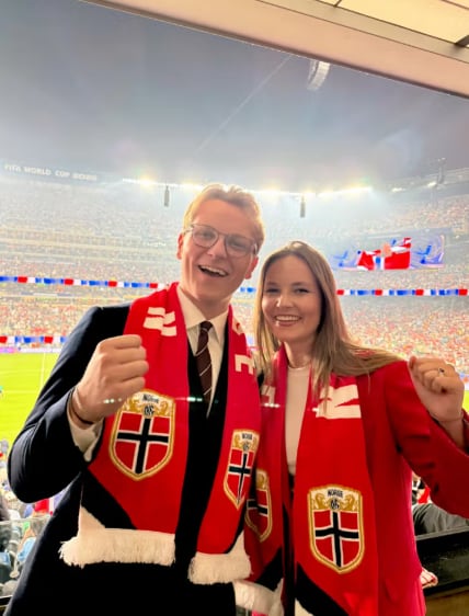 Ingrid Alexandra y su hermano, el príncipe Sverre Magnus alentaron a la selección noruega en el Mundial, al que Noruega volvió después de 28 años de ausencia