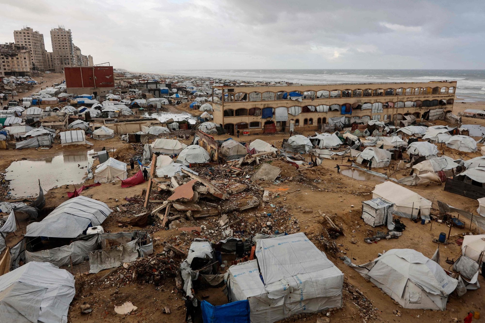 Una fotografía muestra carpas que albergan a familias palestinas desplazadas instaladas a lo largo de la costa, en Ciudad de Gaza, mientras fuertes vientos invernales azotan el enclave palestino