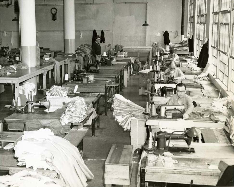 Trabajo de costura en una fábrica de ropa en Alcatraz