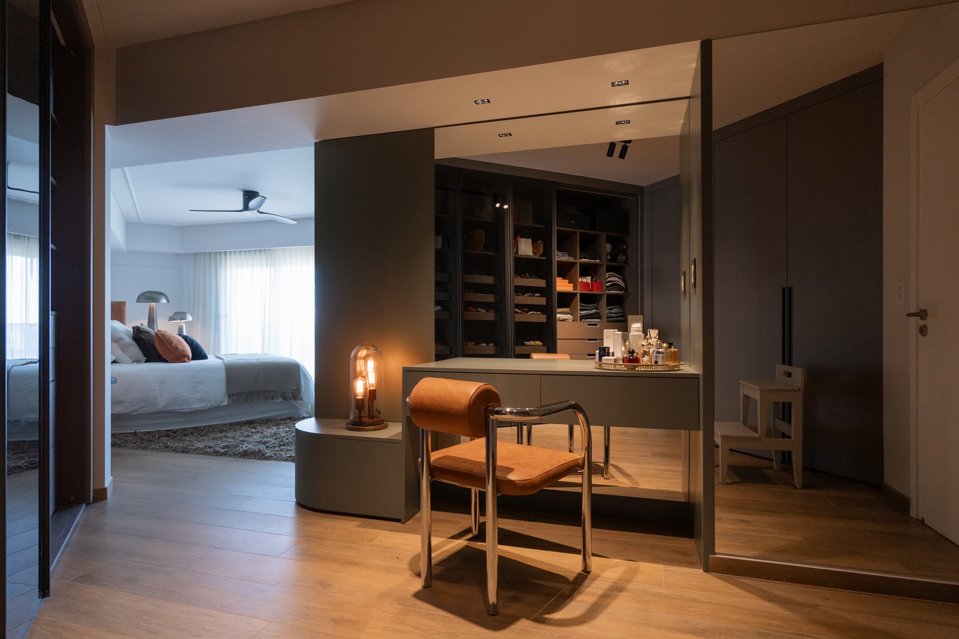 Mueble laqueado en verde '6187 Rosemary' (Sherwin Williams) realizado por Portela Design. Lámpara sobre mueble verde (Cam Luminarias). Silla (Darkhaus).