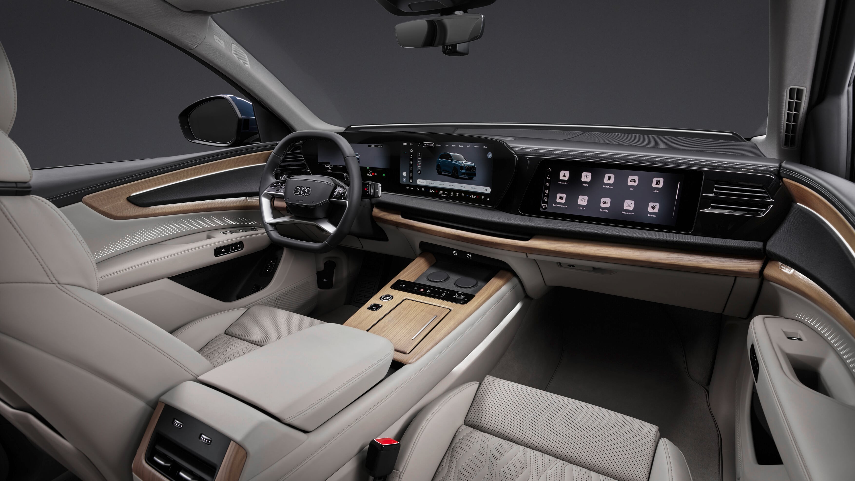 El tablero combina el instrumental Audi Virtual Cockpit con una pantalla táctil central OLED curvada y suma una pantalla específica para el acompañante