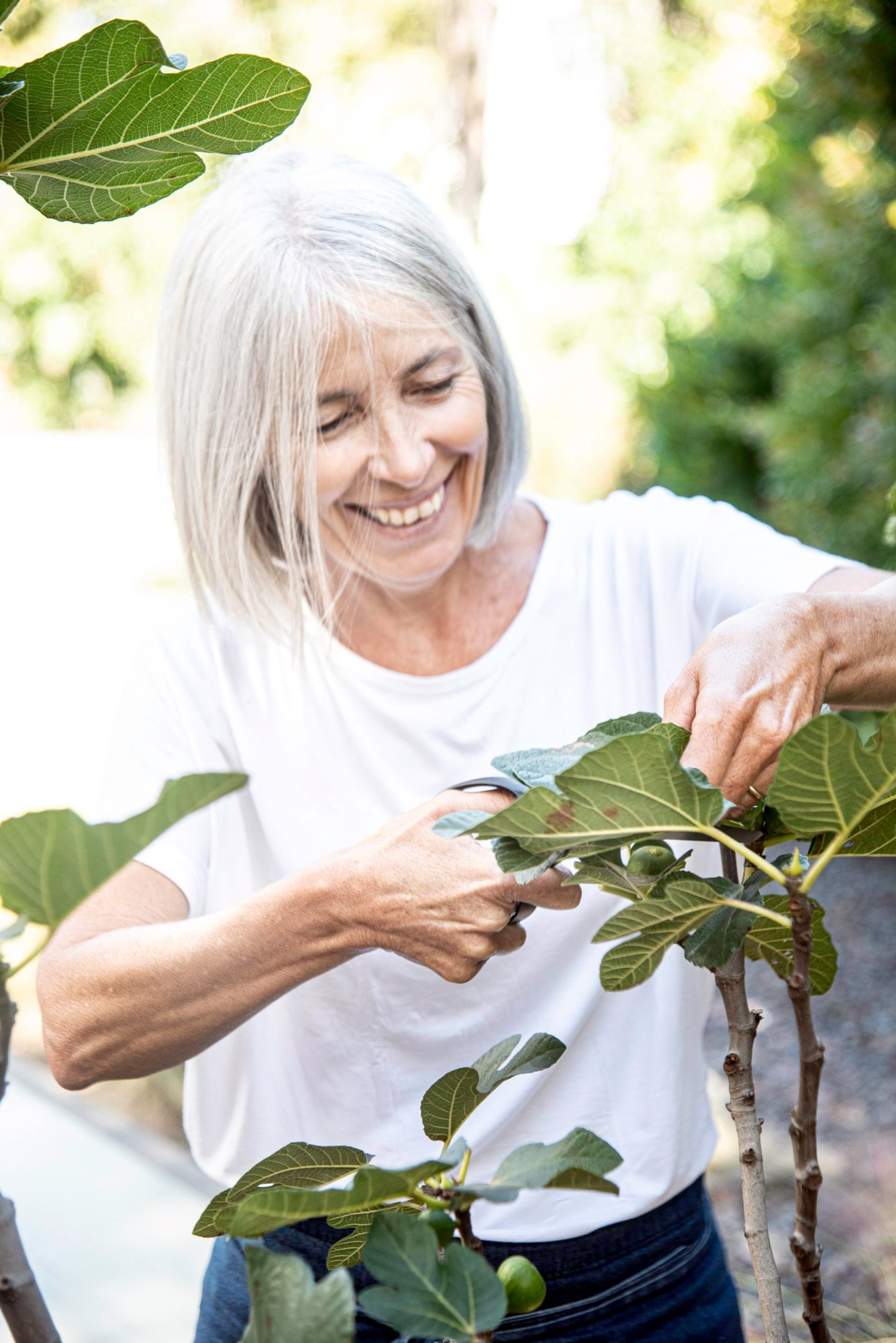Laura Di Cola trabajando en su huerta