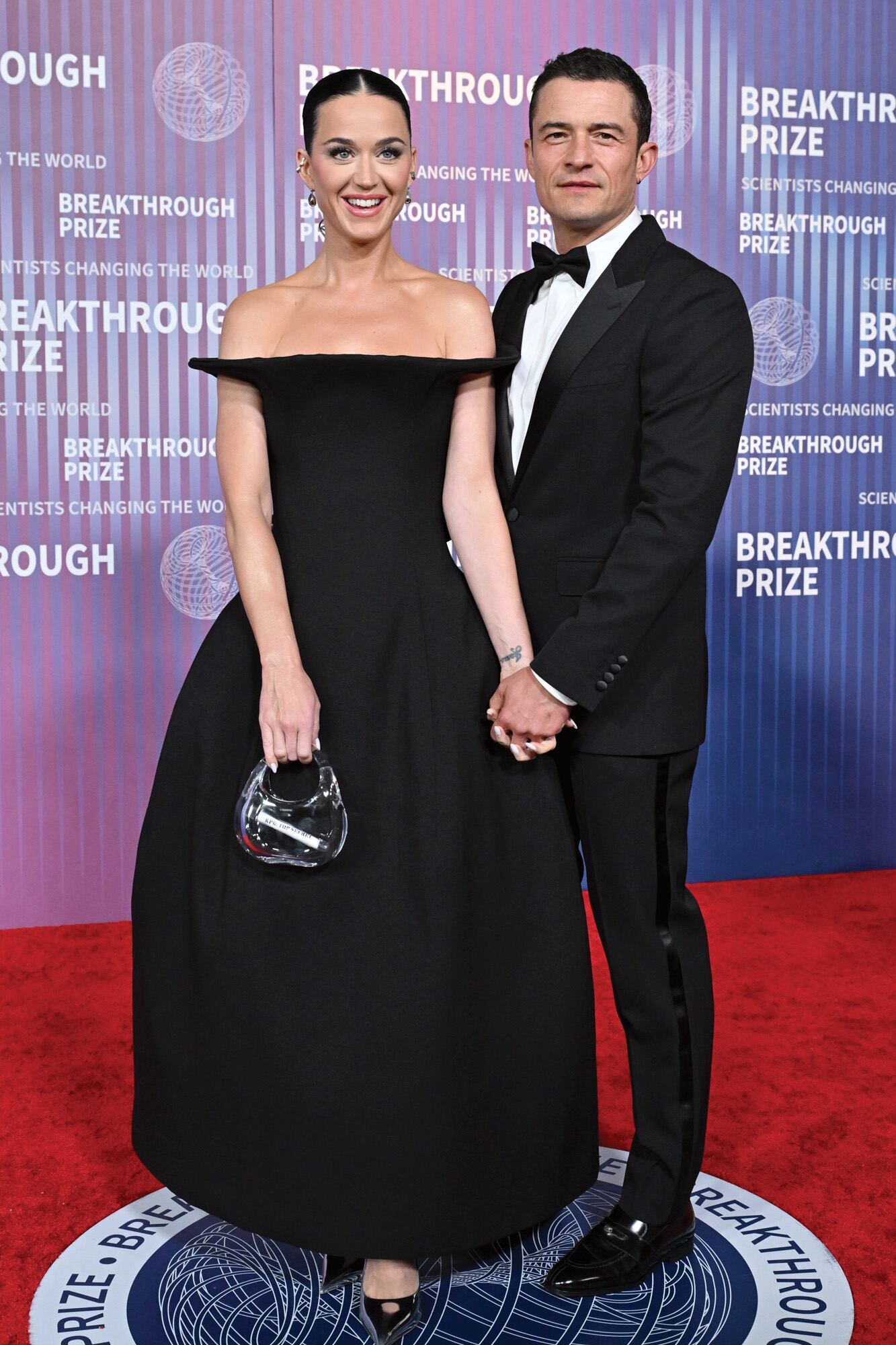 Katy deslumbró con un vestido negro de escote bardot y falda globo de Coperni.