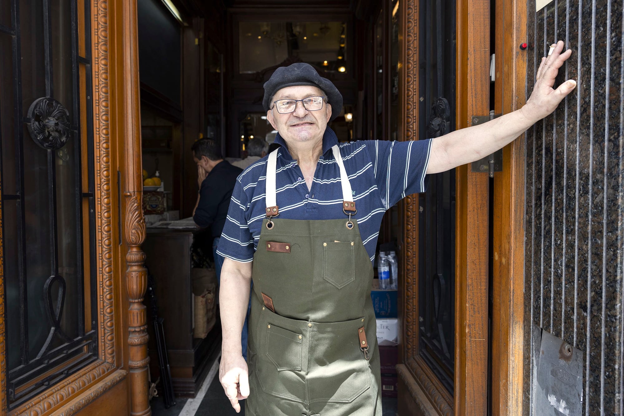 Fermín González en la puerta de su local