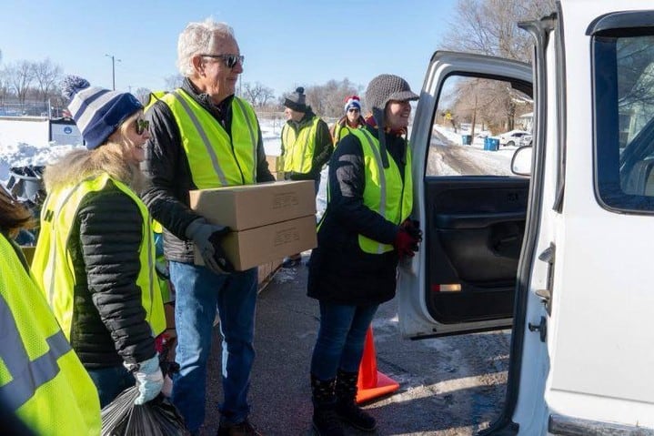 La entrega de alimentos se realizará en diversos puntos del estado y en la mayoría de los casos no es necesario presentar ningún documento (Instagram/@feeding_illinois)