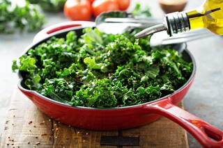 Kale salteado con ajo y oliva