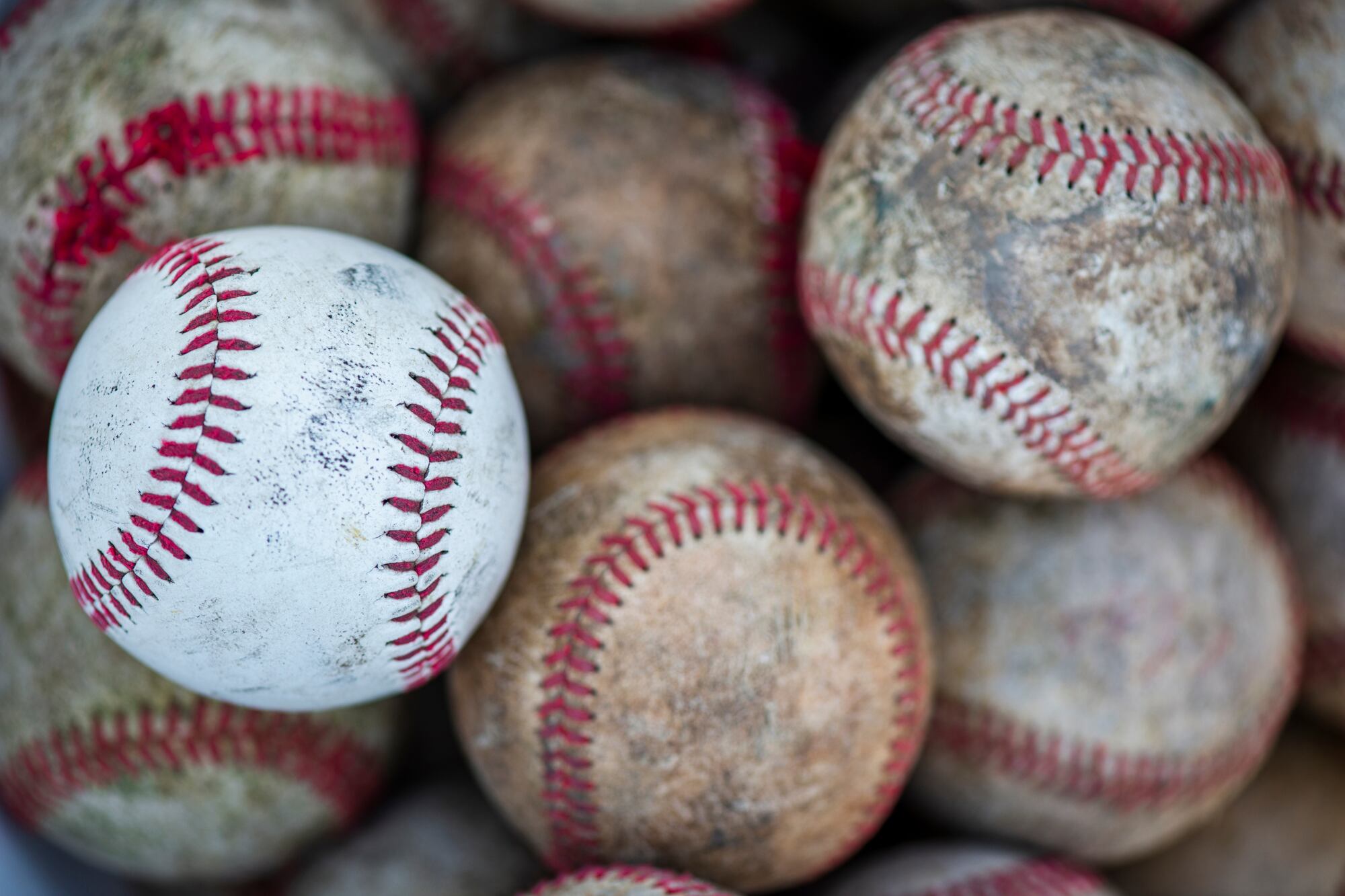 Cada pelota usada en Grandes Ligas se trata con barro especial para mejorar el control durante el juego