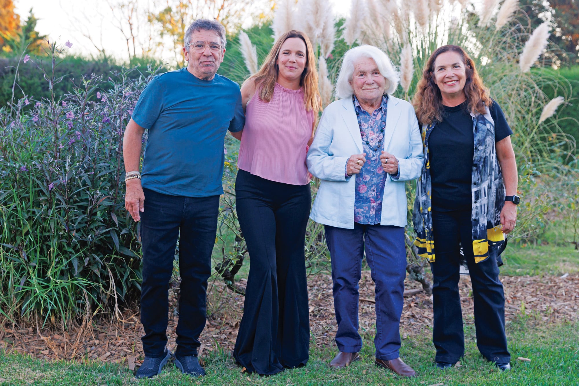 Iván “Vane” Mihanovich; a su lado, su hija Sol, Mónica Cahen d’Anvers y Sandra. “Somos una gran familia arriba del escenario y eso es muy lindo. Hace poco armamos un ciclo en el lugar que se llama La Campiña de Noche donde cantamos los tres acompañados por mi marido, Matías Onzari, que es bajista, y mi suegro, Eduardo Onzari, baterista”, cuenta Sol
