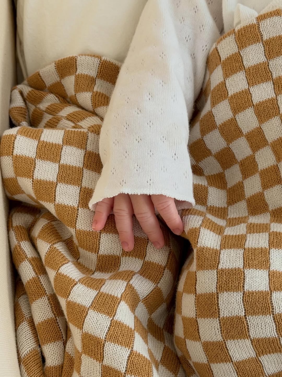 Úrsula Corberó compartió la intimidad de su día a día con su bebé y el Chino Darín: “Tanto amor no me cabe” 10 La mano de Dante Darín Corberó