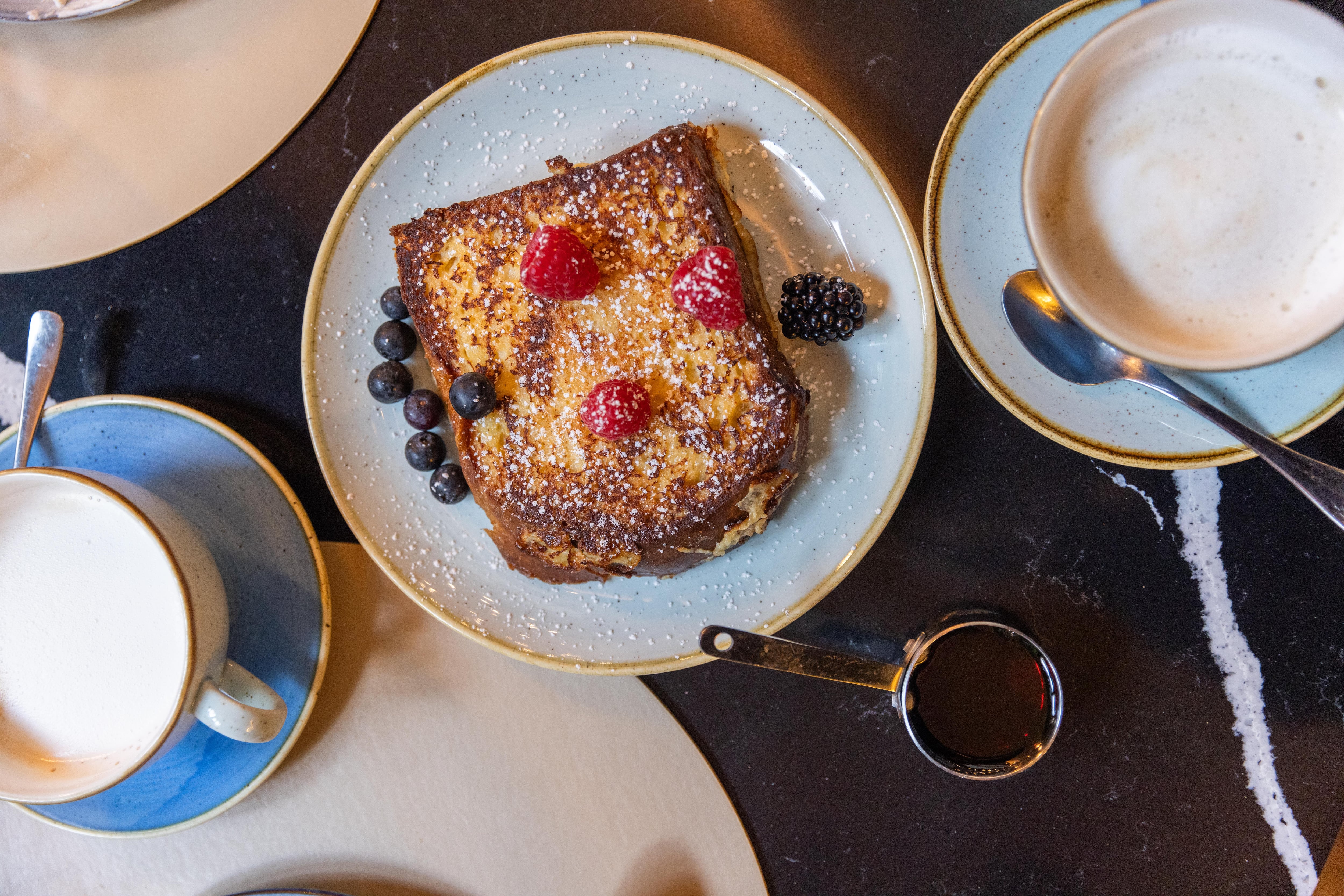 Desayuno bien completo en el Hôtel Lancaster.