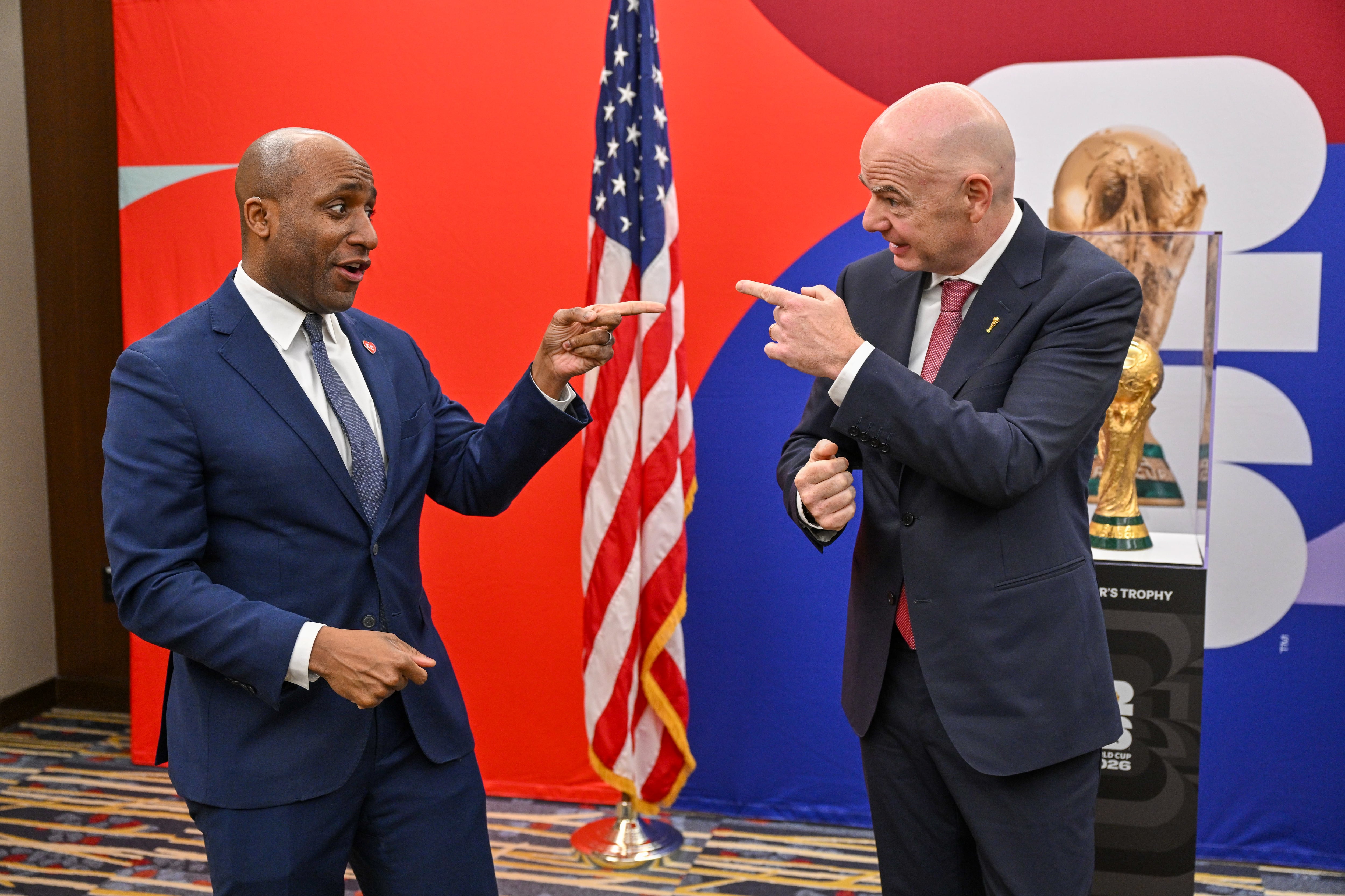 El presidente de la FIFA, Gianni Infantino, y el alcalde de Kansas City, Quinton Lucas, en la Conferencia de Alcaldes de los Estados Unidos