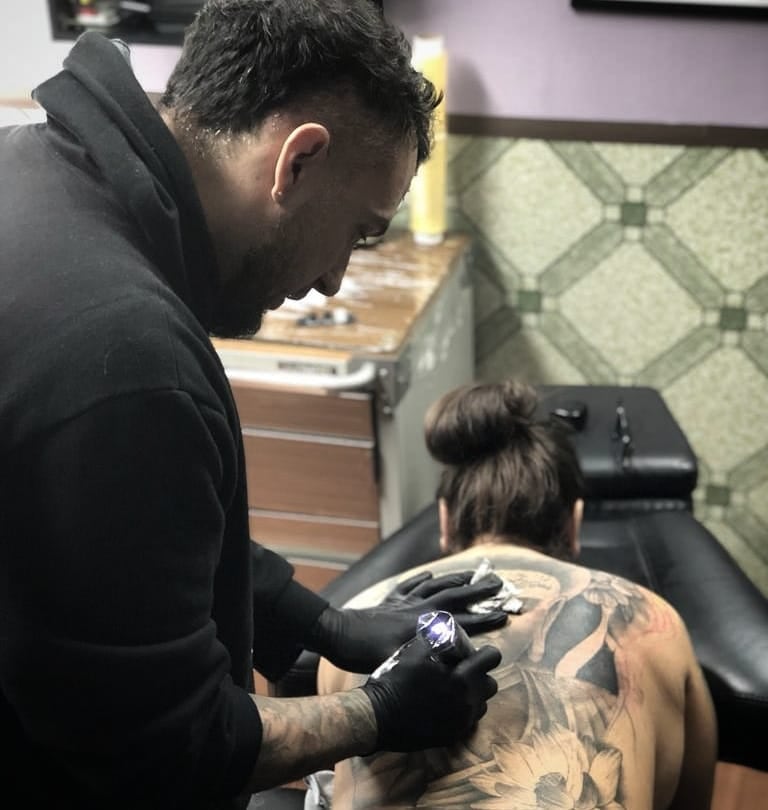 Para él, la gran diferencia es que en estos casos deja de ser un simple proveedor de arte para convertirse en un acompañante: “Uno es paciente y el otro es cliente” (Foto: Gentileza Eddy)