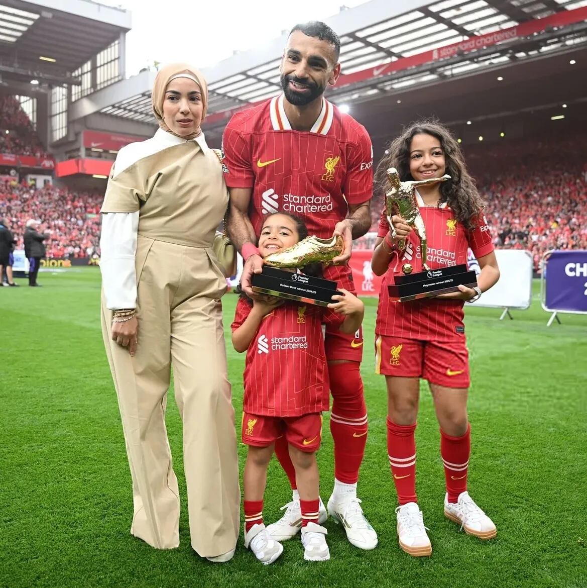 Salah junto a su familia, en el campo de juego de Liverpool, donde alcanzó la categoría de
