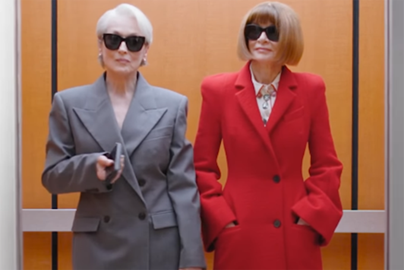 Las cosas cambiaron y hoy Anna Wintour enfrenta las comparaciones de El Diablo Viste a la Moda de manera diferente. Así, compartió set con Meryl Streep en una producción histórica de Vogue