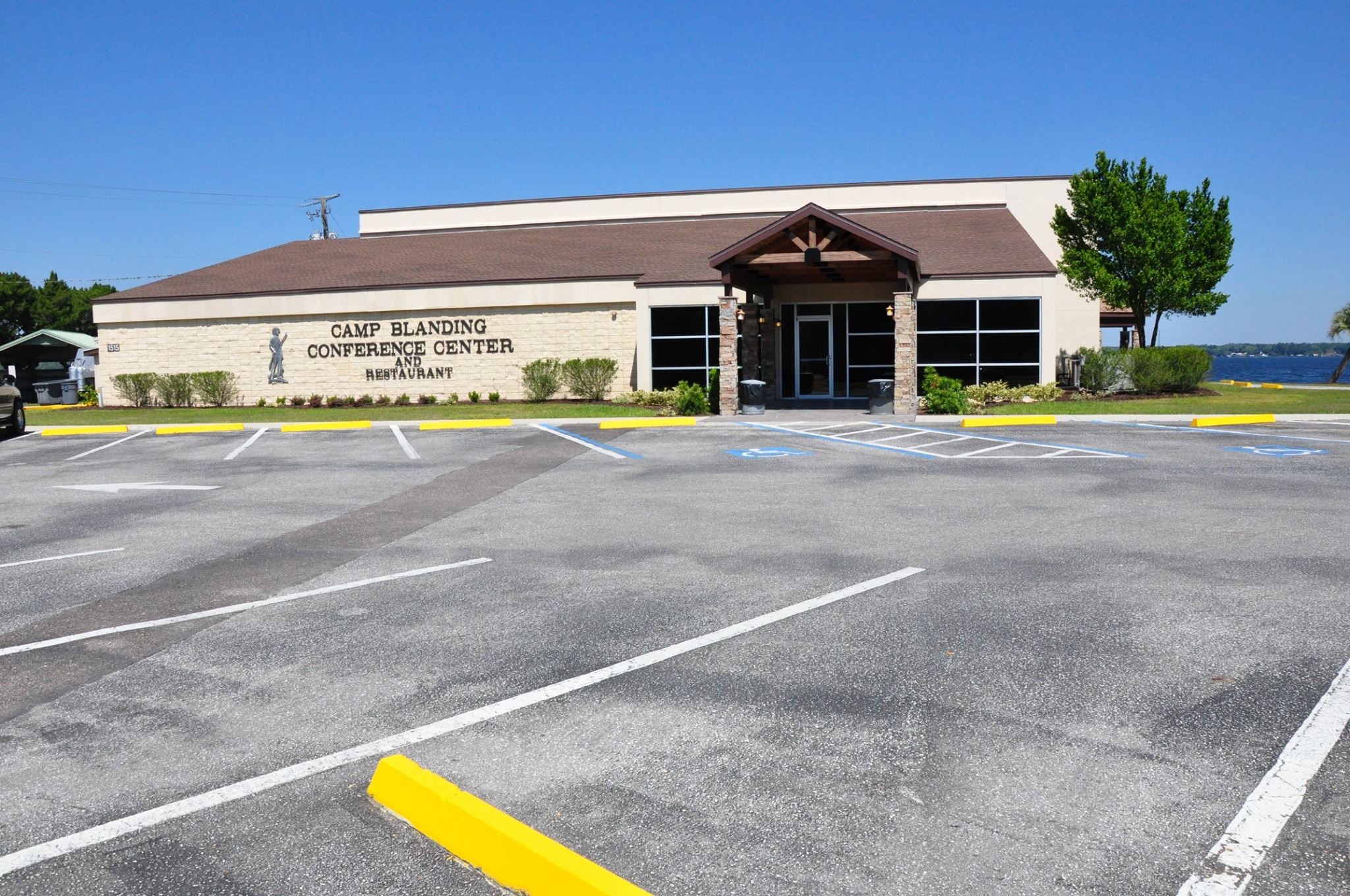 El complejo de Camp Blanding aprovechará hangares y aeródromo ya existentes para embarcar a los detenidos en vuelos directos hacia sus países de origen