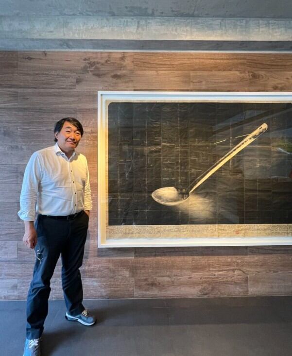 Choi suele recordar una historia que resume el espíritu de su familia. Durante la guerra, su padre fue prisionero y pasó dos años en un campo de detención. Allí encontró un pedazo de metal descartado, lo moldeó con herramientas improvisadas y fabricó un cucharón. Choi aún lo conserva: para él es un símbolo de resiliencia y de la capacidad de salir adelante incluso en las peores circunstancias