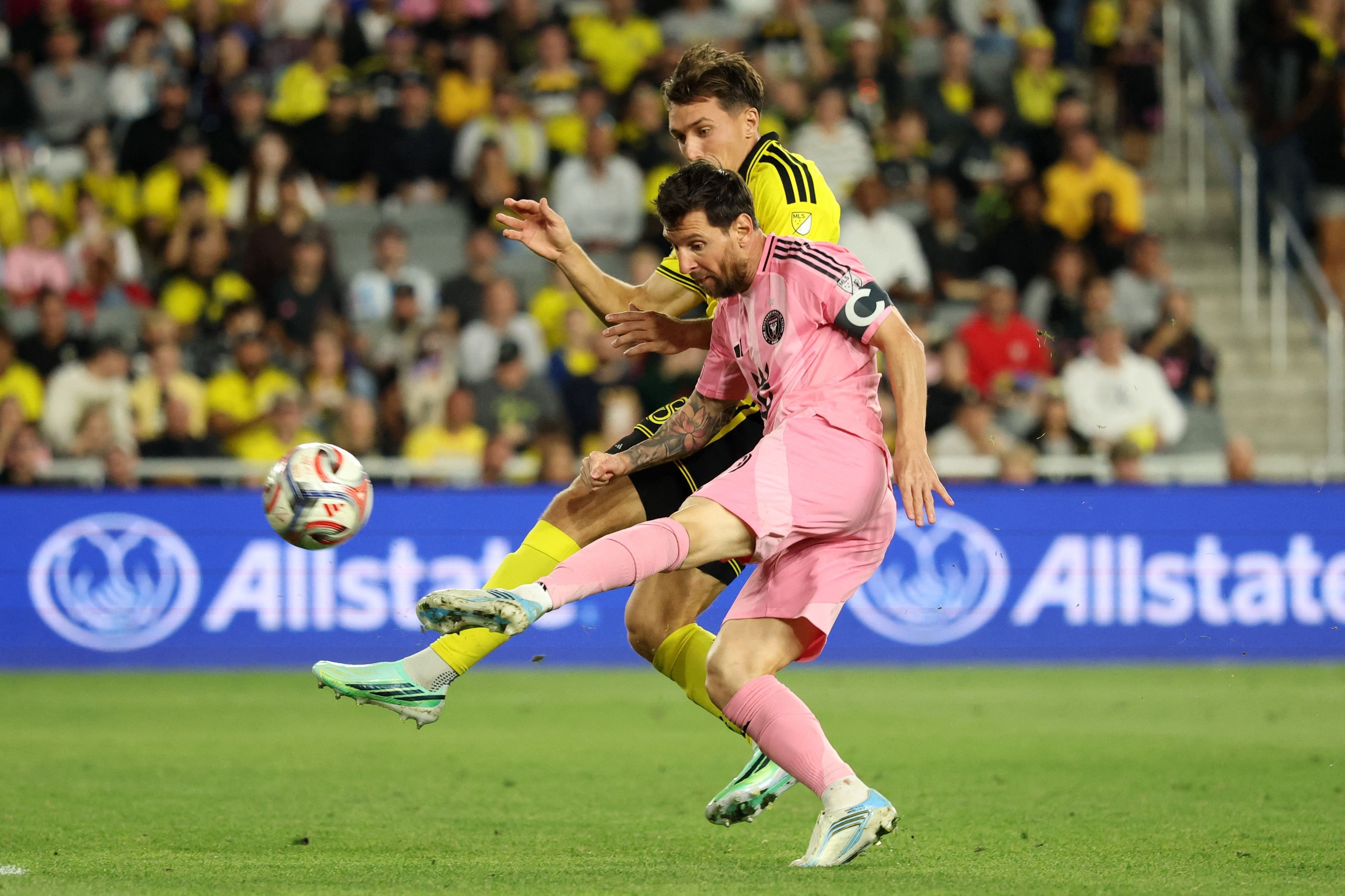 Messi remata antes del cruce de un jugador de Columbus Crew