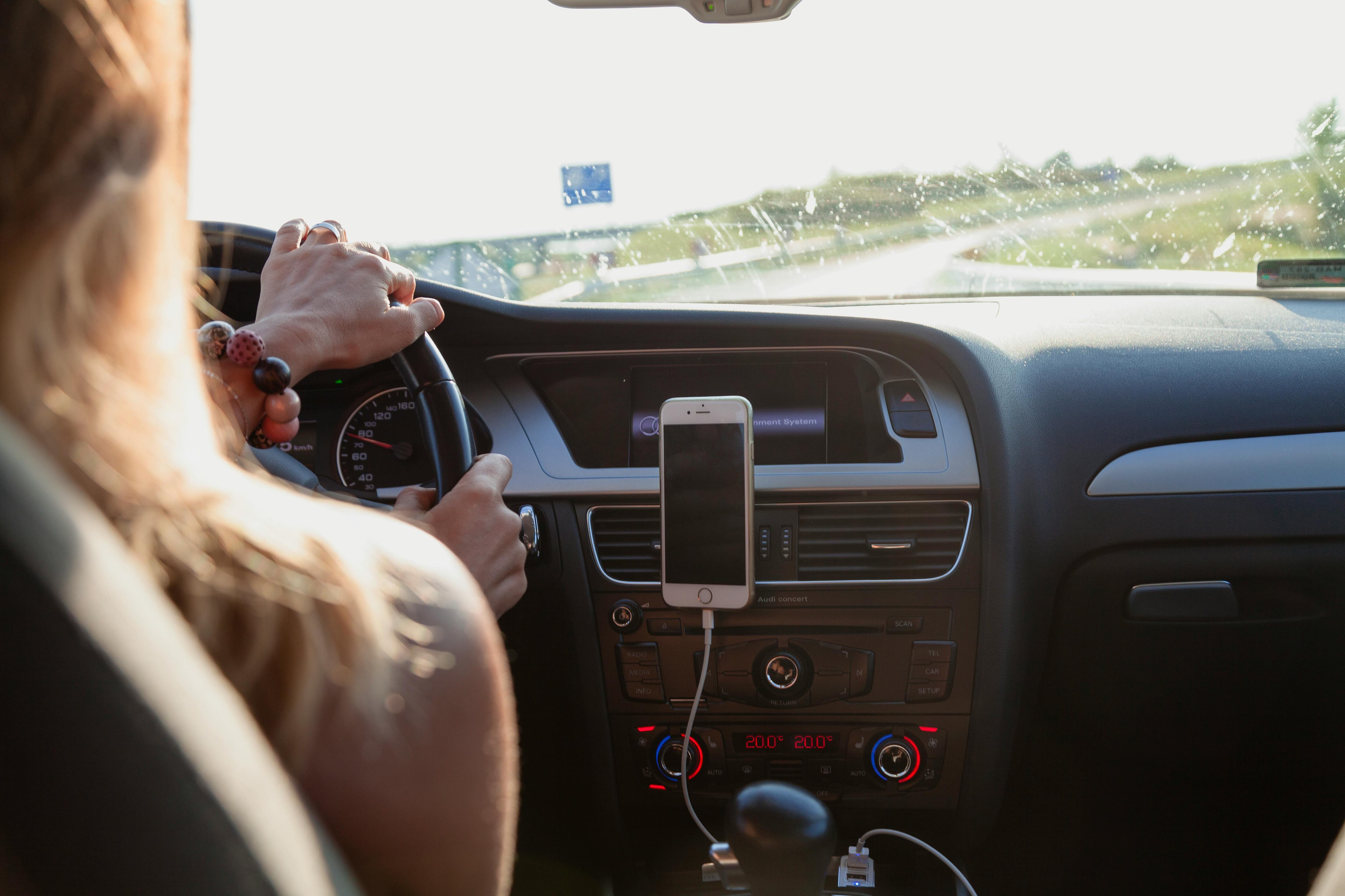 Se les recomienda a los conductores evitar viajar por carretera durante las horas de mayor tráfico en el marco de Navidad y Año Nuevo (Pexels/Peter Fazekas)