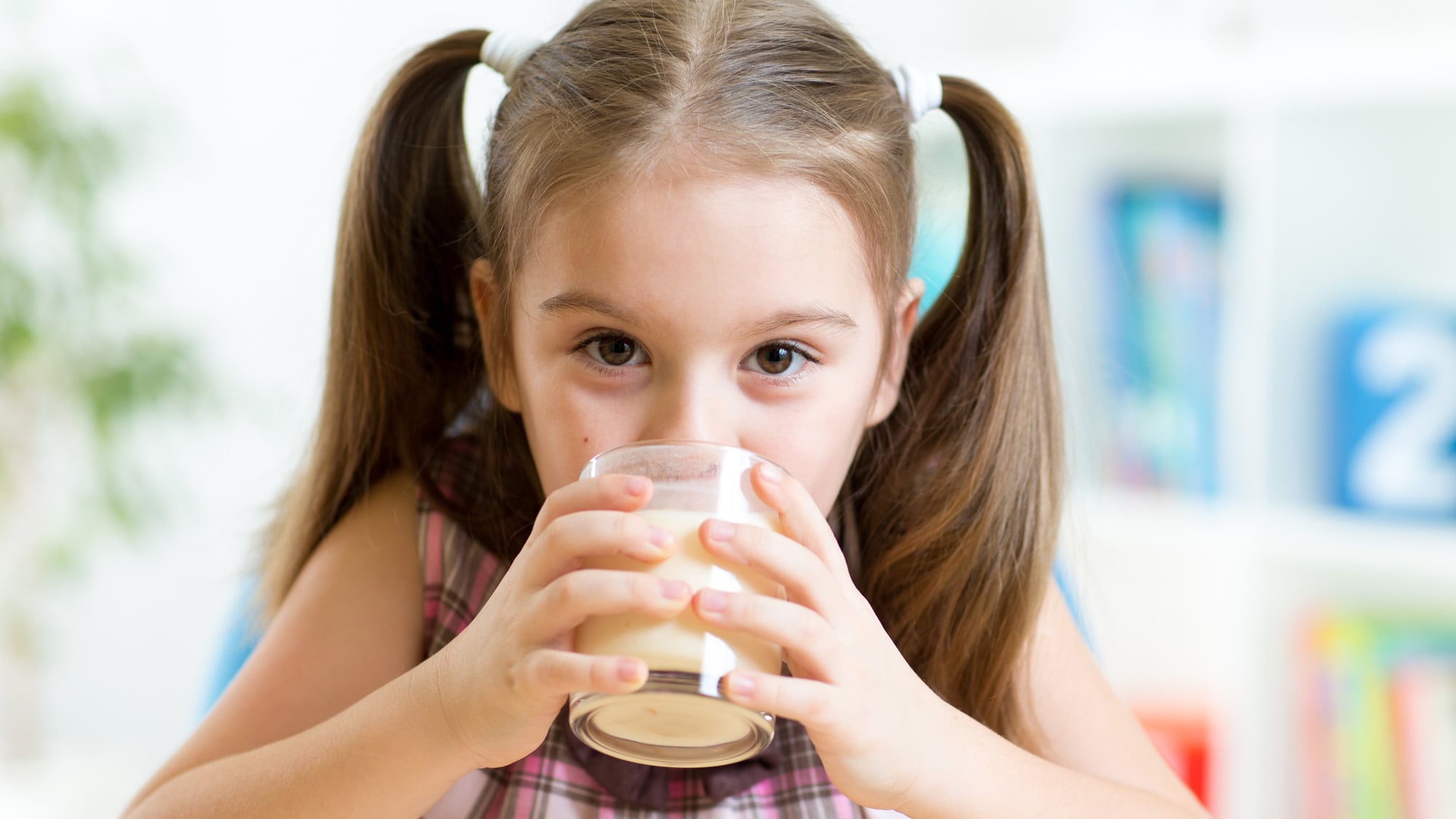 La nutricionista sugirió evitar que los chicos consuman gaseosas o aguas saborizadas