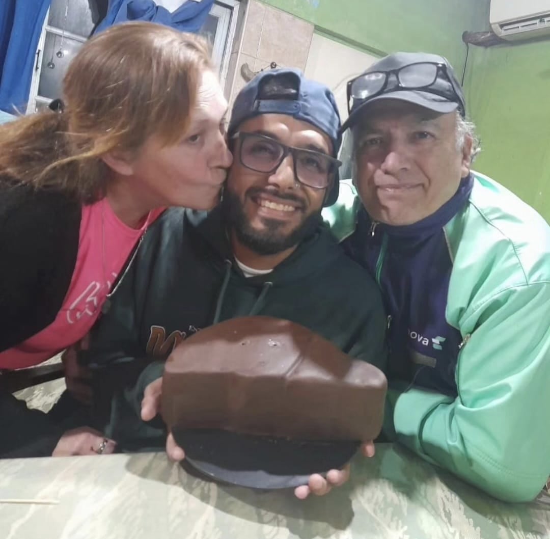Junto a sus padres.