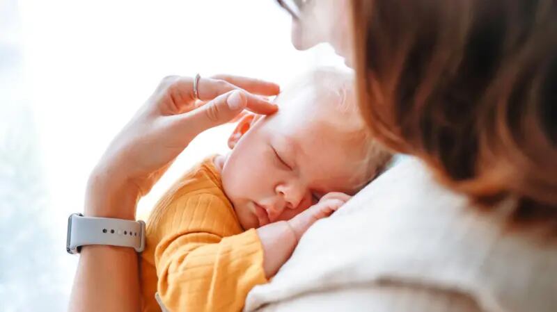 Los cuidadores de maternidad capacitados puede detectar los problemas antes de que empeoren.