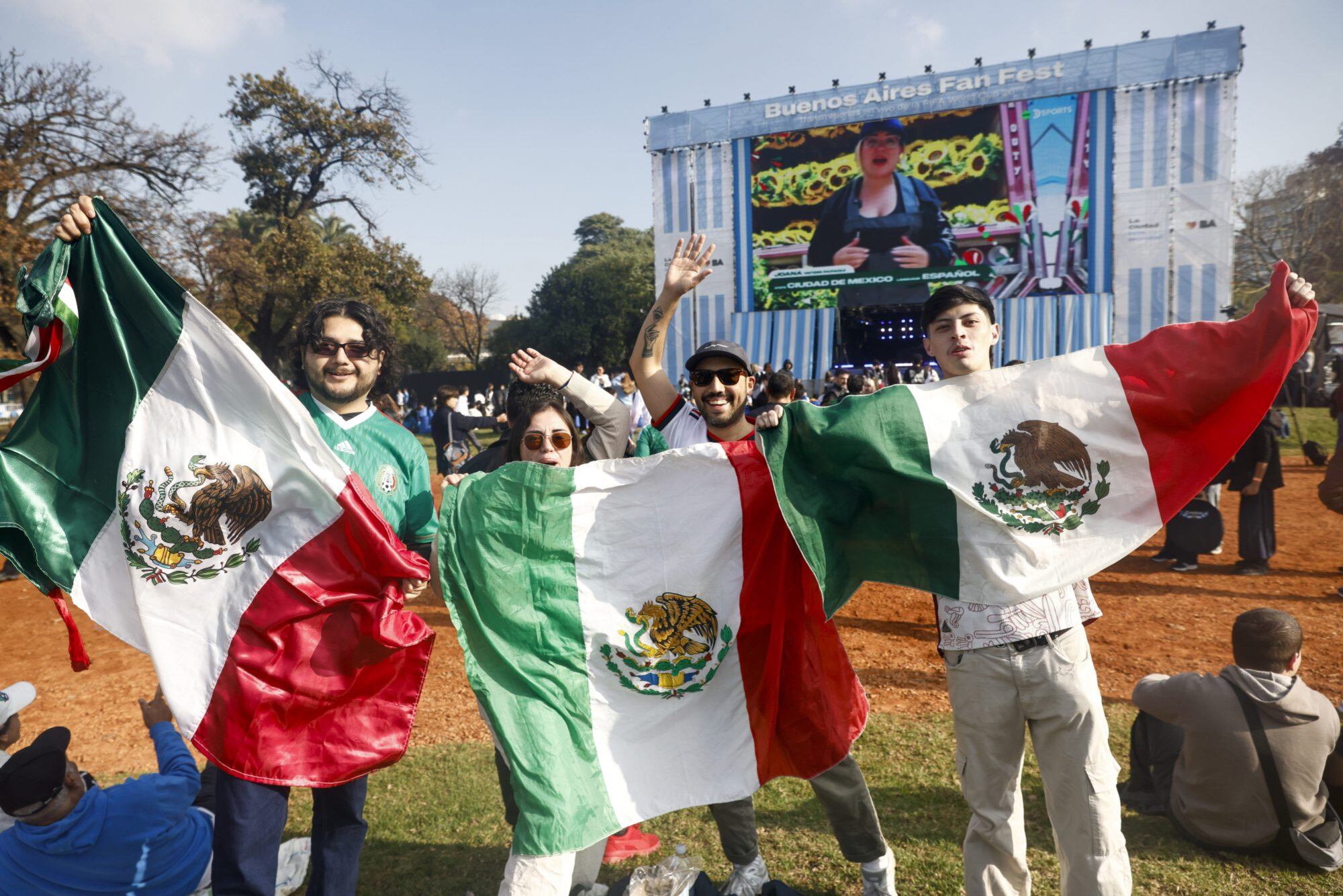 Con los embajadores de los países anfitriones, los fanáticos palpitan en Palermo el inicio de la Copa del Mundo