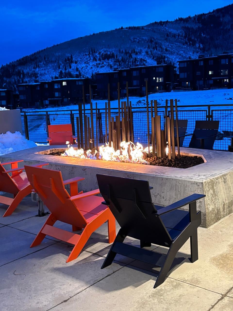 Canyons Village es una de las bases de la montaña y está conformada principalmente por hoteles exclusivos y comercios. Es prácticamente un poblado peatonal, caracterizado por sus plazoletas con fogatas (a gas) al aire libre para resguardarse del frío